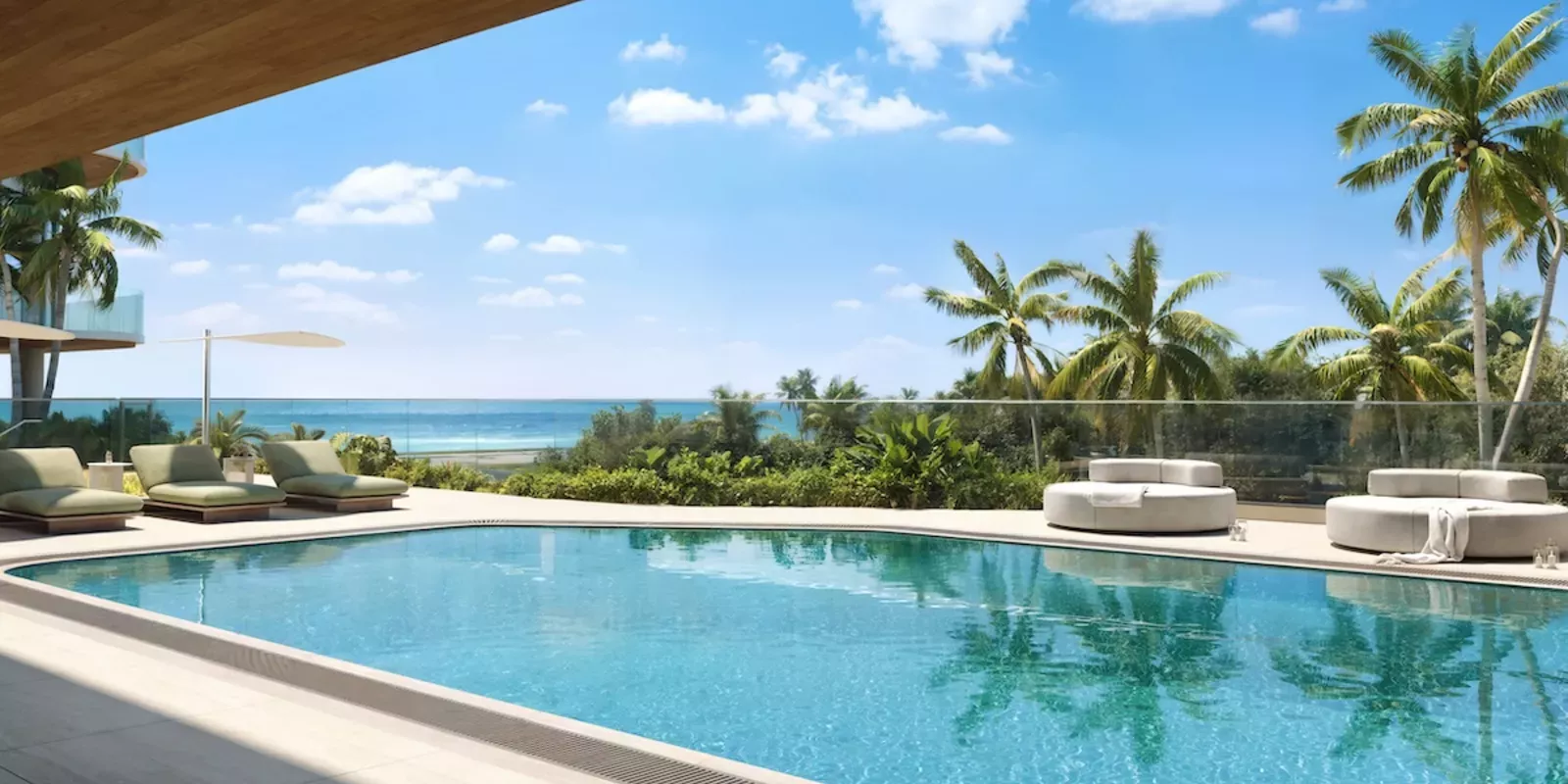 Piscina del Hollywood Moon con vista al océano.